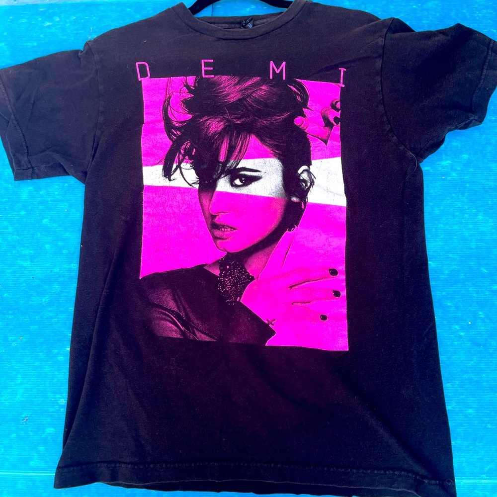 Demi Lovato tour shirt